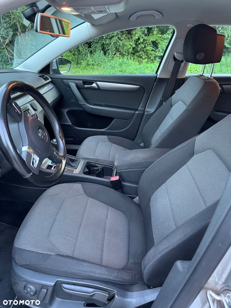 Volkswagen Passat 1.6 TDI DPF BlueMotion Technology Comfortline - 10