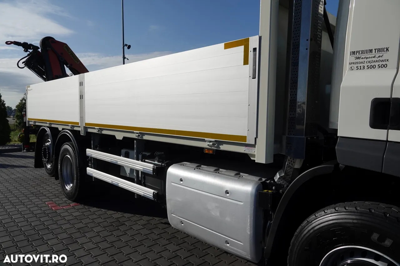 DAF CF 370 / 6x2 / PANEL - cutie: 6,4 m / + HDS PALFINGER PK 18002 - max. 6.000 kg / PILOT / EURO 6 / AXĂ RIDICATĂ - 15