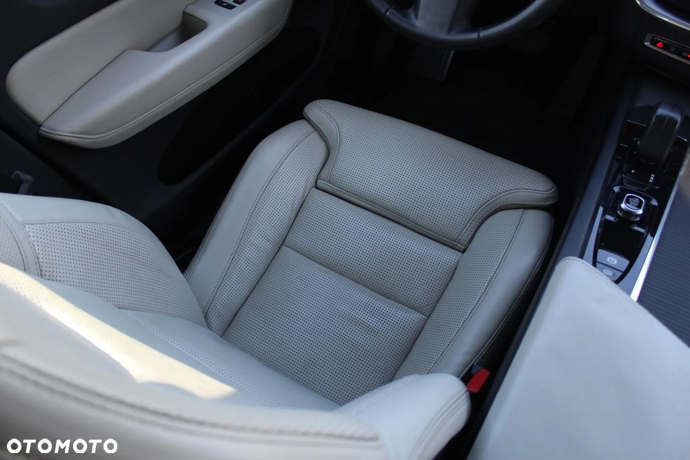 Volvo XC 60 B4 D AWD Geartronic Momentum Pro - 23