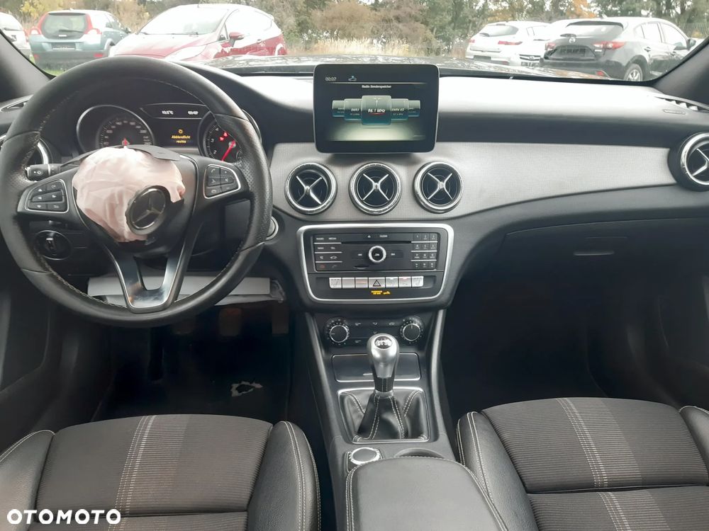 Mercedes-Benz CLA 180 Peak Edition - 13