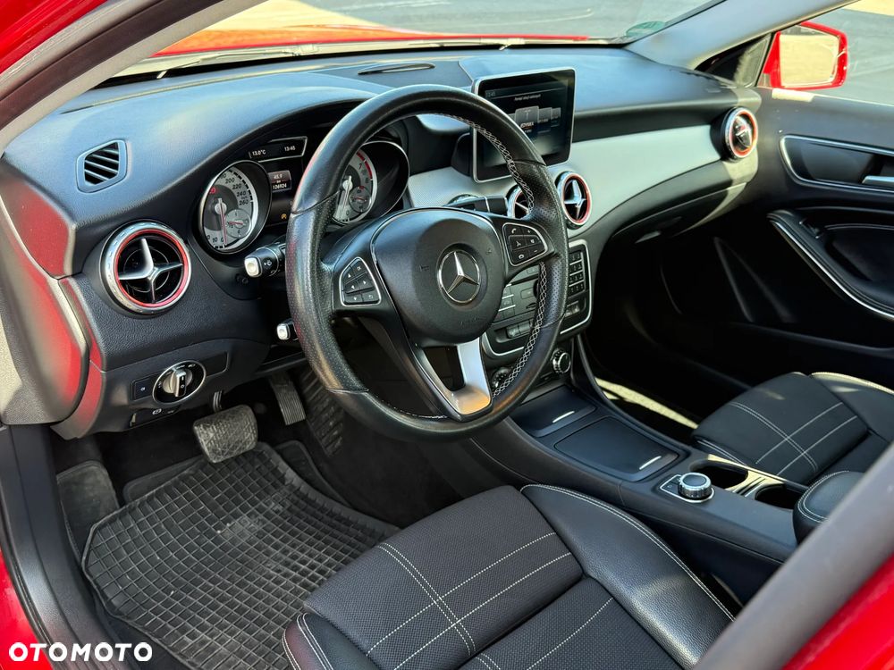 Mercedes-Benz GLA 180 7G-DCT - 17