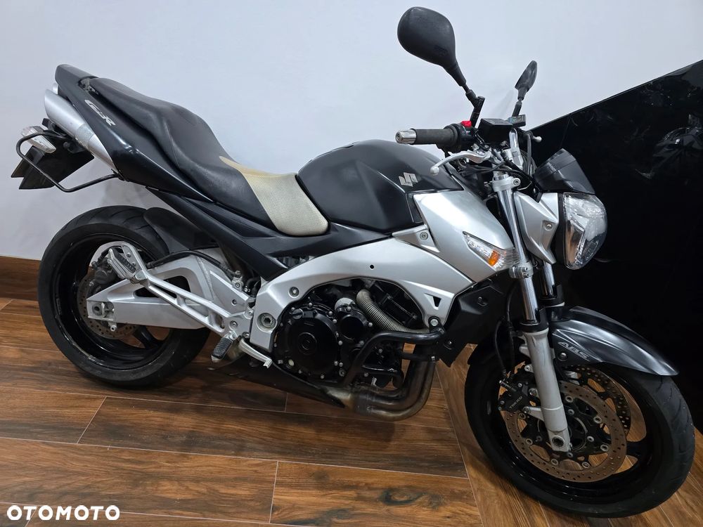Suzuki GSR - 16