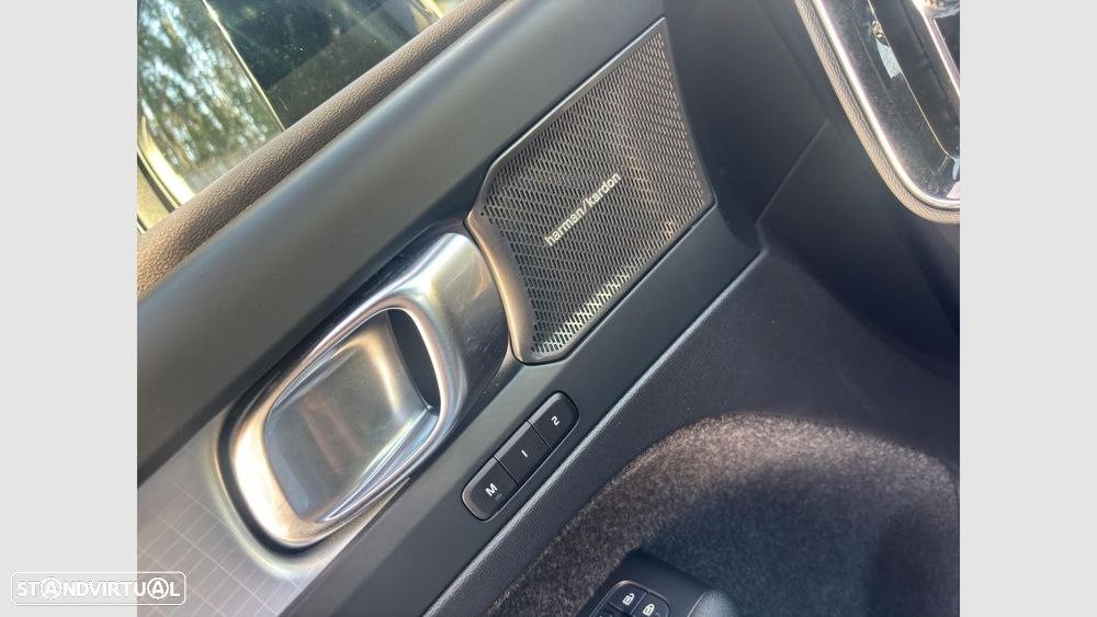 Volvo XC 40 2.0 B3 Plus Dark - 17