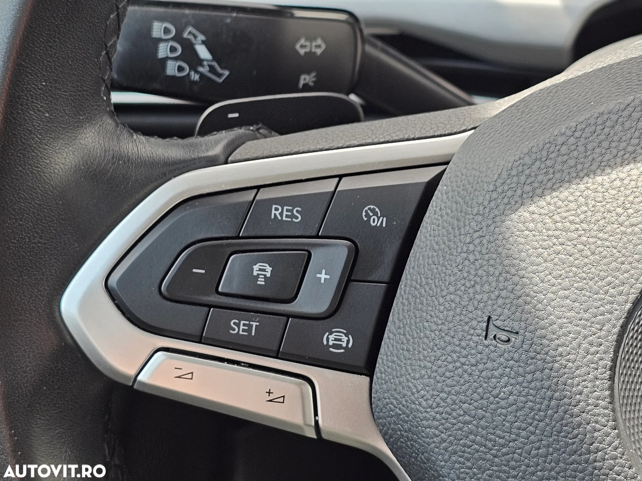Volkswagen Golf 1.0 eTSI DSG MHEV Life - 12