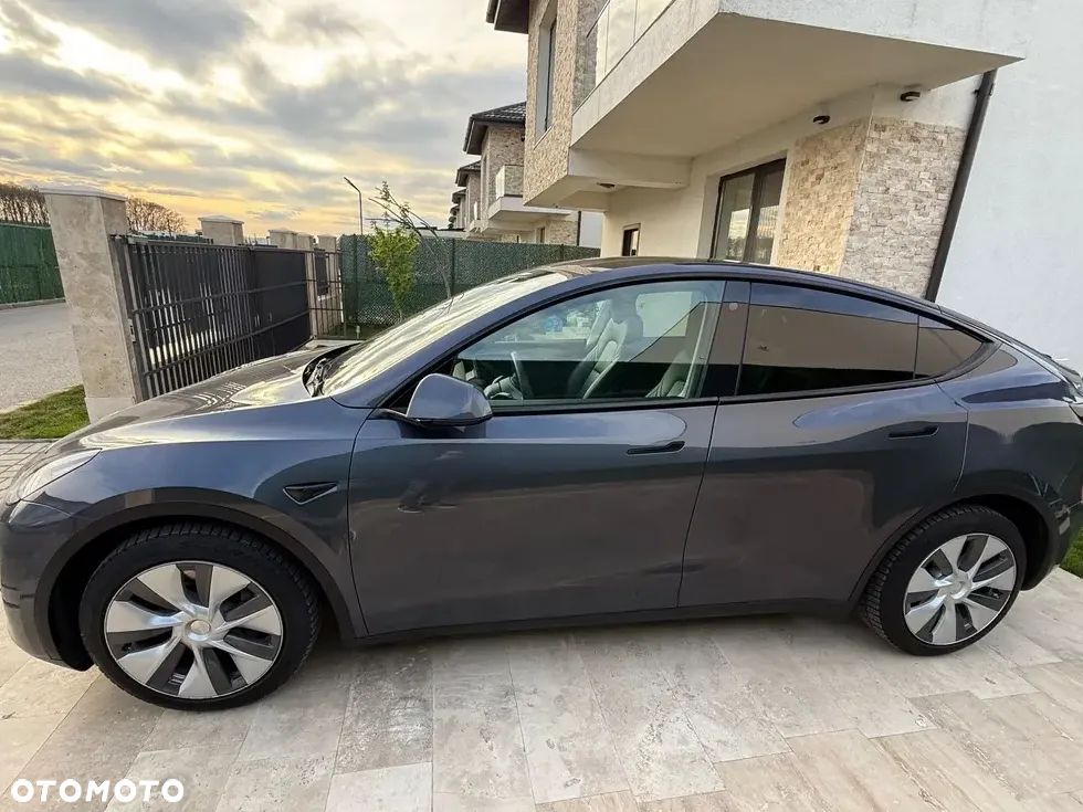 Tesla Model Y Long Range Dual Motor AWD - 13