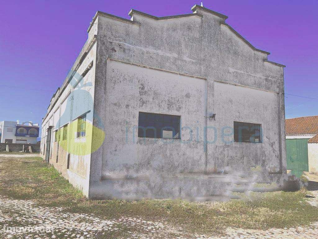 Armazém e atividade industrial de salinhas está localizado em um ba... - Grande imagem: 2/5