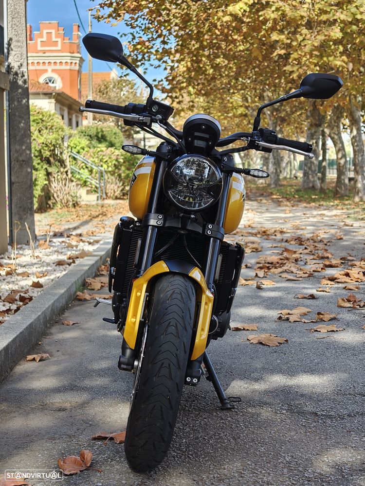 Triumph Trident 660 Cosmic Yellow - 2