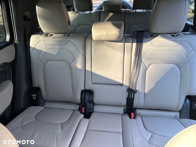 Land Rover Defender - 16