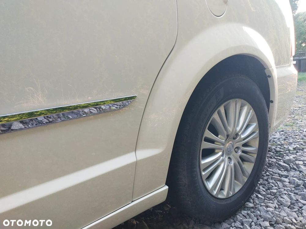 Chrysler Town & Country 3.6 Limited - 12