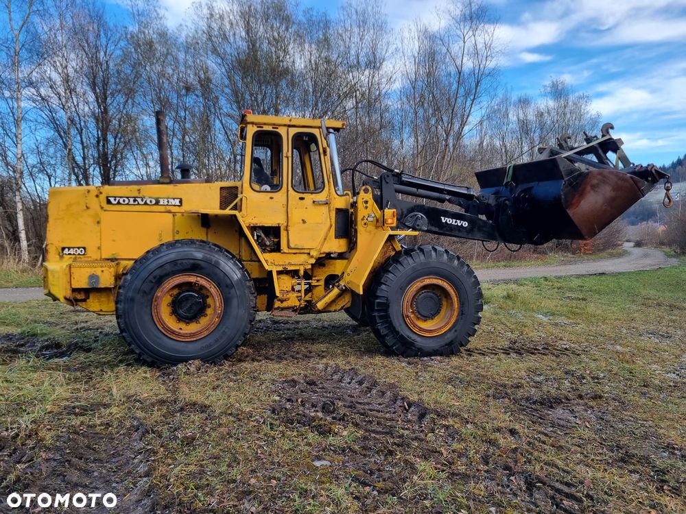 Volvo BM 4400 Ładowarka Fadroma Sprowadzona z Norwegii Widły Łyżka Bocian Wysięgnik! Aktualne badania w DEKRA! Oryginał zadbana Bez luzów i wycieków Potężna Moc. Nie pracowała w Kraju! 6 cylindrów pneumat Hamulec Opony jak Nowe - 4