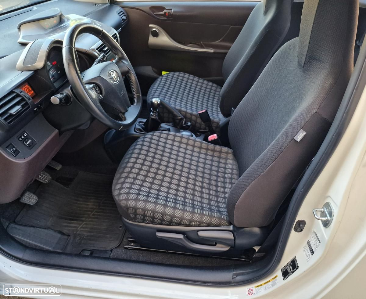 Toyota iQ 1.4 D-4D 2 - 10