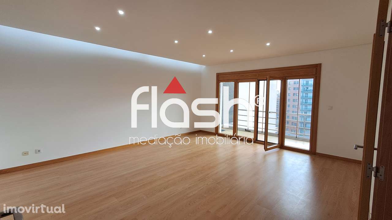 Apartamento T3 com 4 parqueamentos em Odivelas - Grande imagem: 2/30