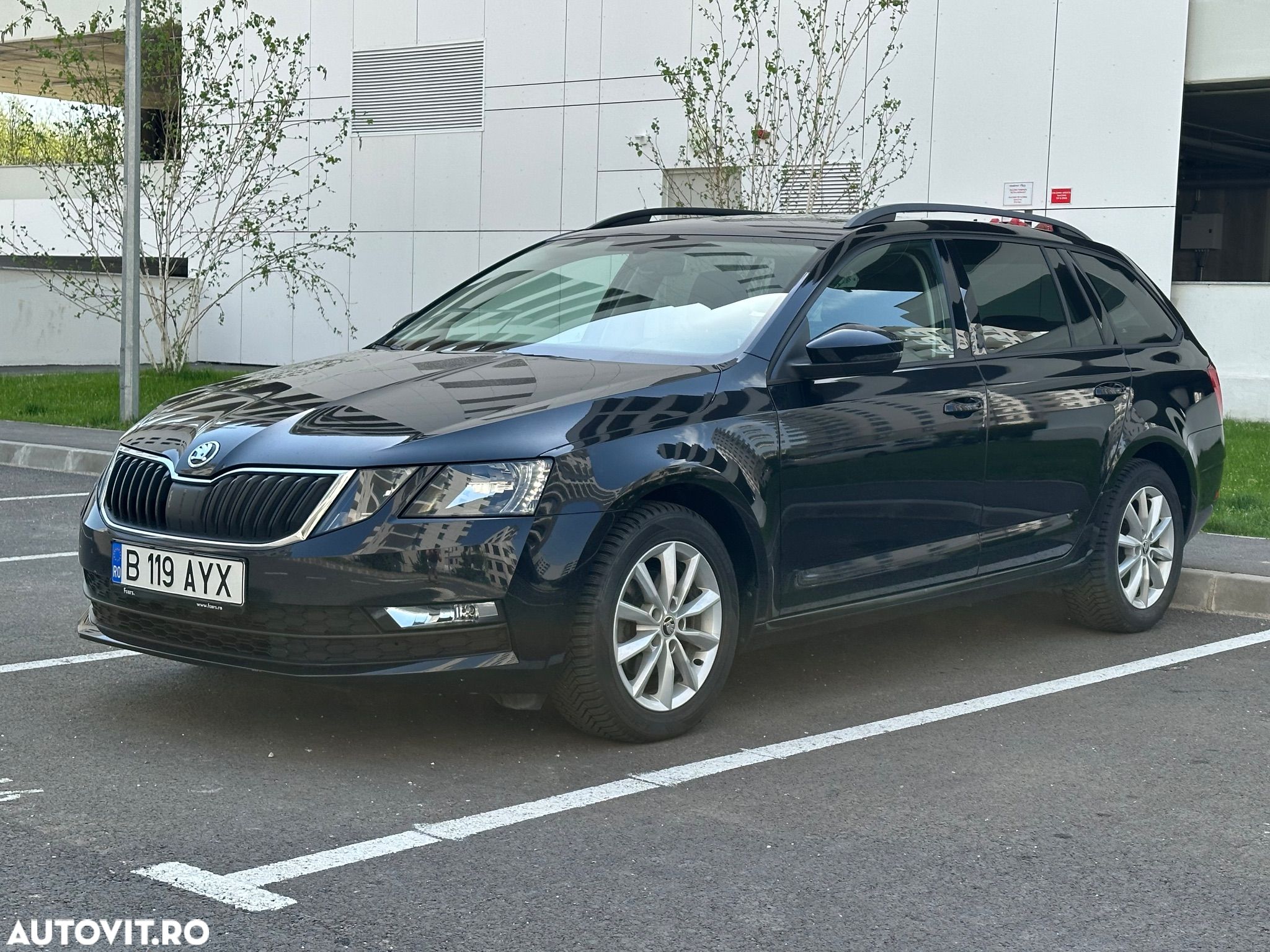 Skoda Octavia Combi Diesel 1.6 TDI DSG Ambition - 1