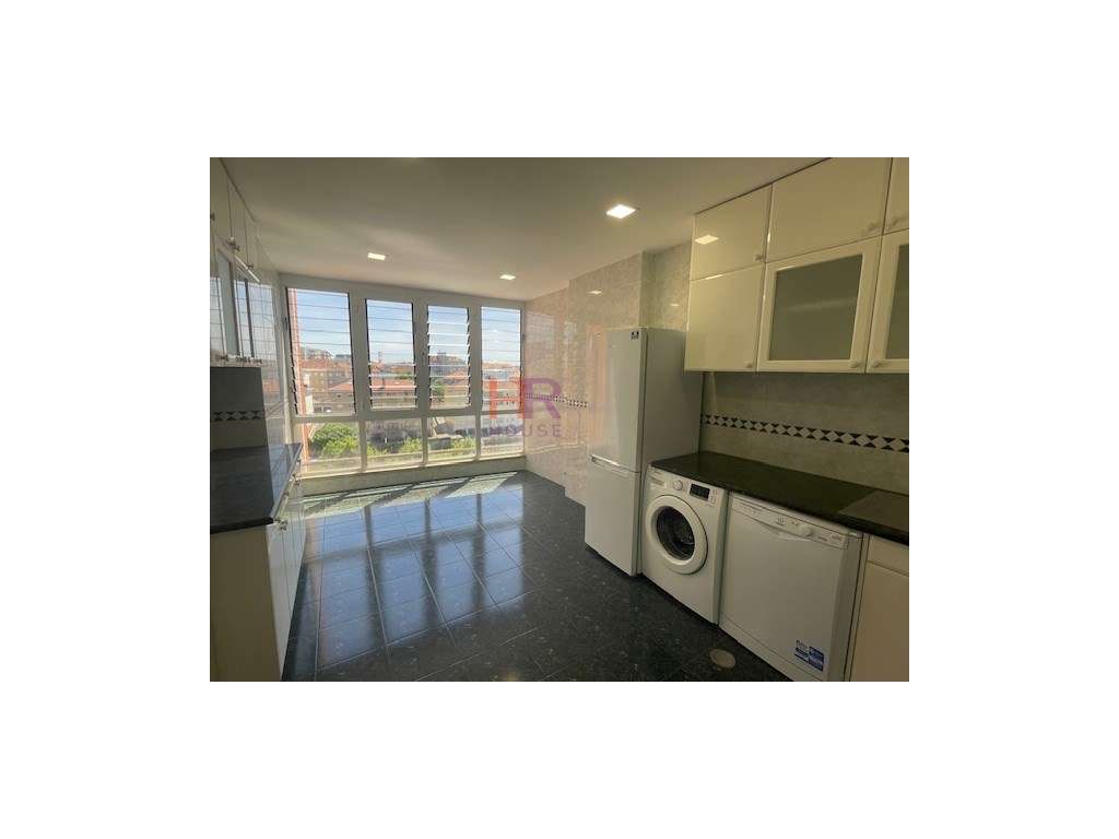 ARRENDAMENTO CELAS JUNTO AO HUC T4 EM DUPLEX COM GARAGEM. - Grande imagem: 2/26