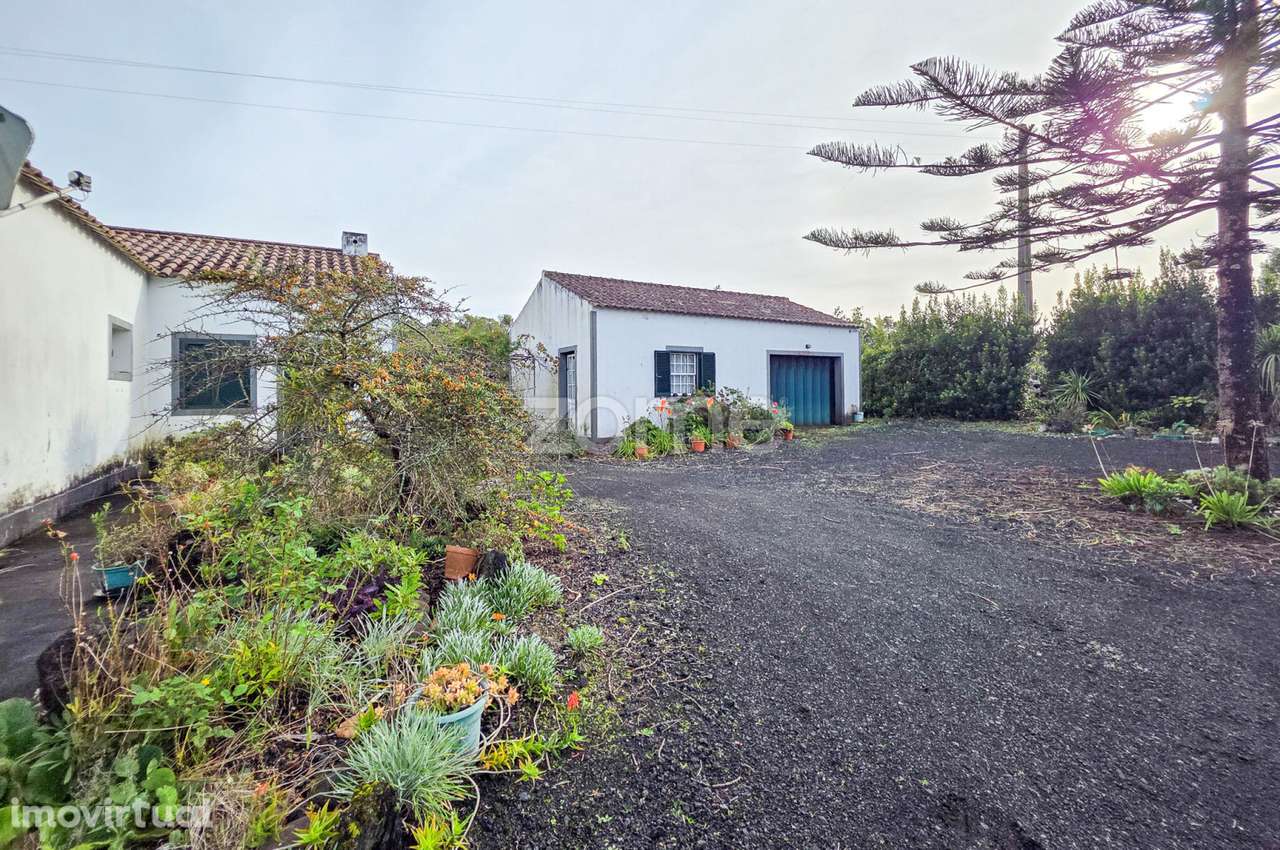 Moradia T4 implantada num terreno urbano com 3.064 - Grande imagem: 4/23