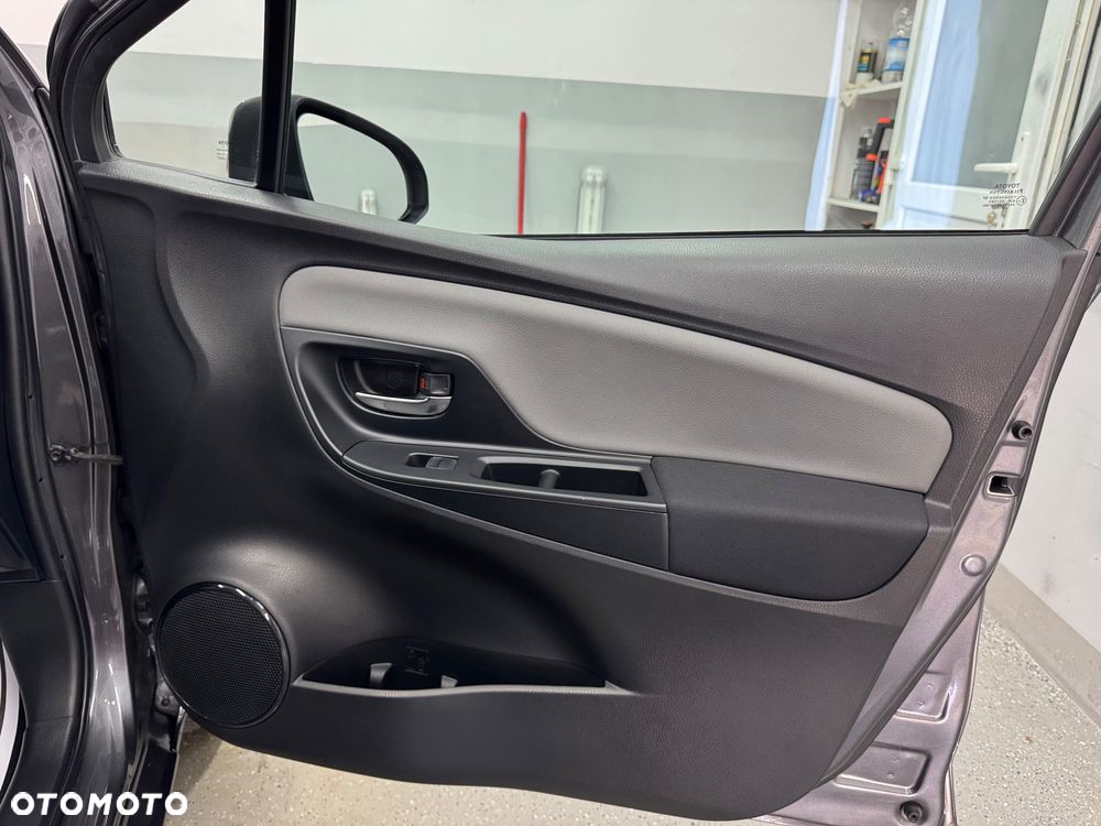 Toyota Yaris Hybrid 100 Business Edition - 29