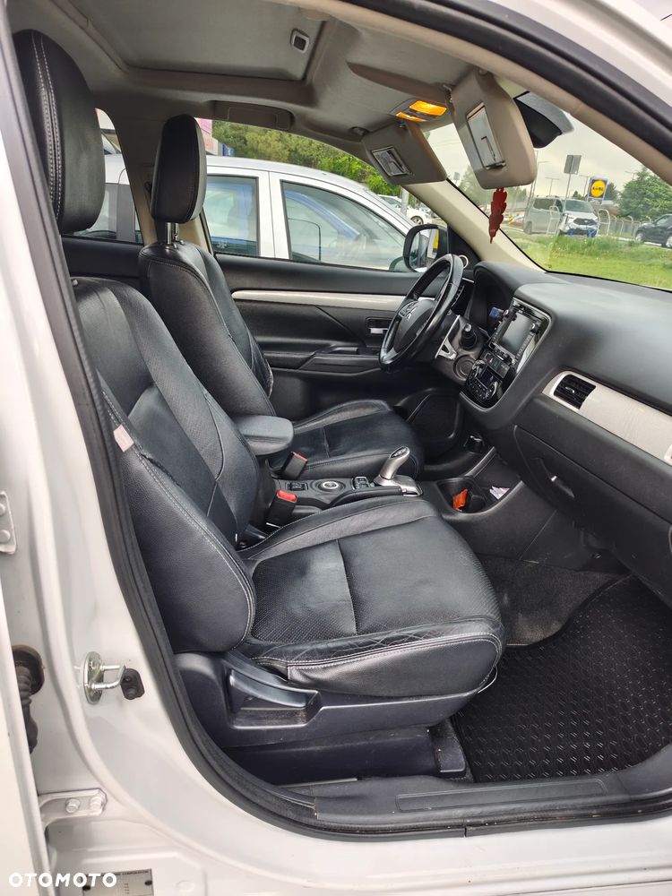 Mitsubishi Outlander Instyle NAVI + - 7