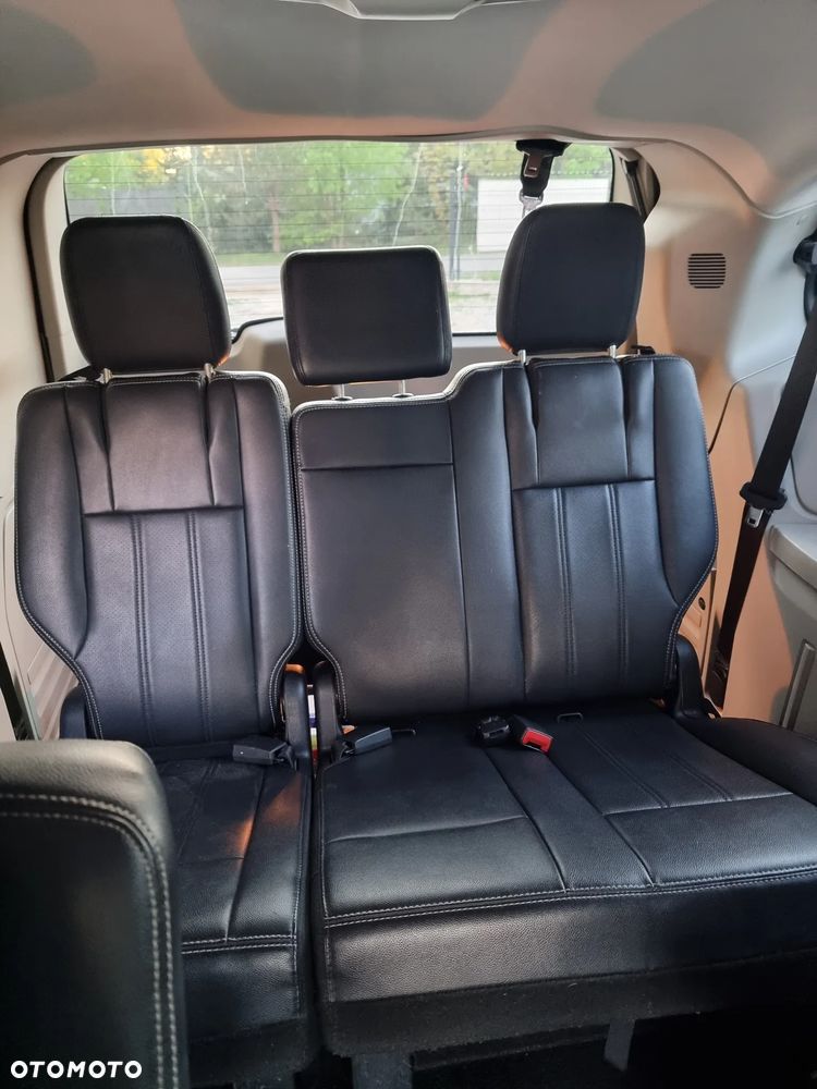 Chrysler Town & Country - 7