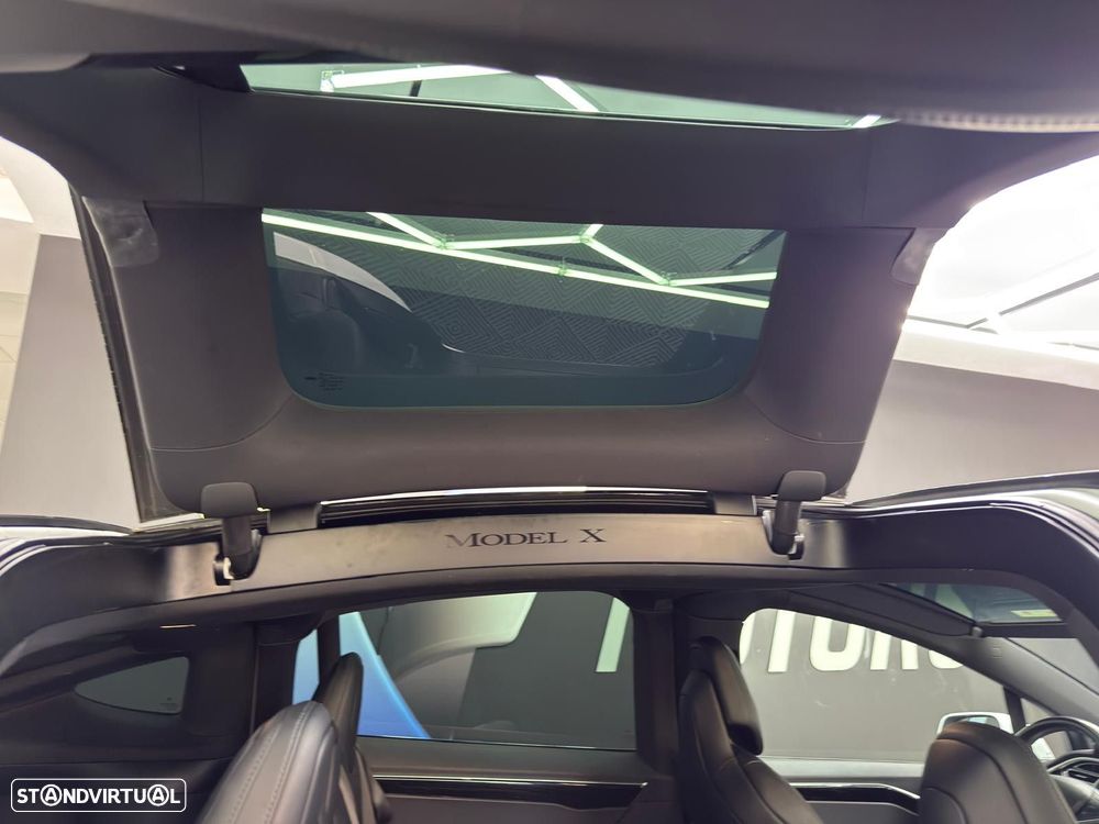 Tesla Model X - 35
