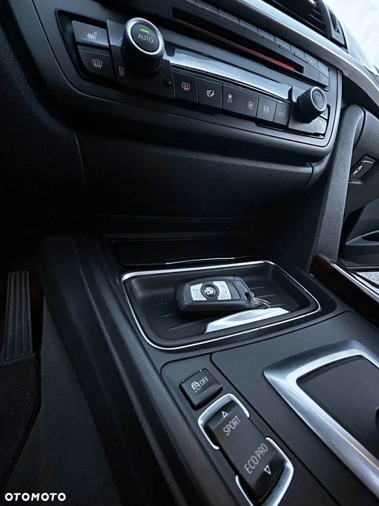 BMW Seria 3 328i xDrive Luxury Line - 22