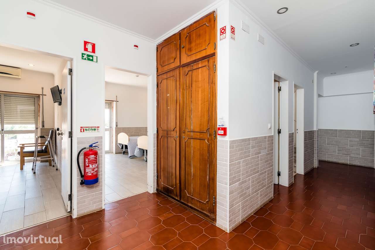 Moradia Espaçosa com Terreno, Vista Desafogada e Excelente Conforto - Grande imagem: 2/23