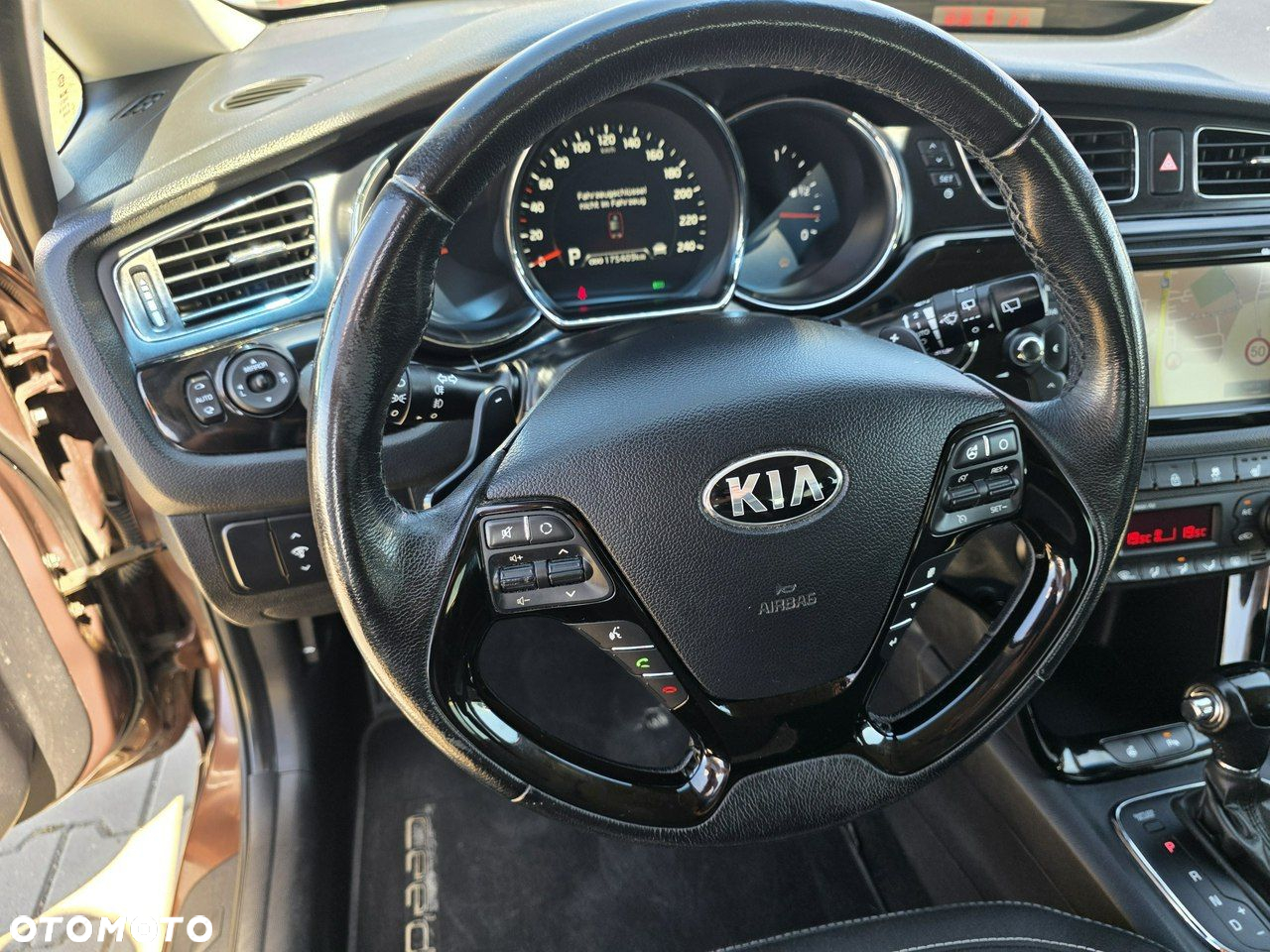 Kia Ceed 1.6 GDI DCT SW Platinum Edition - 24