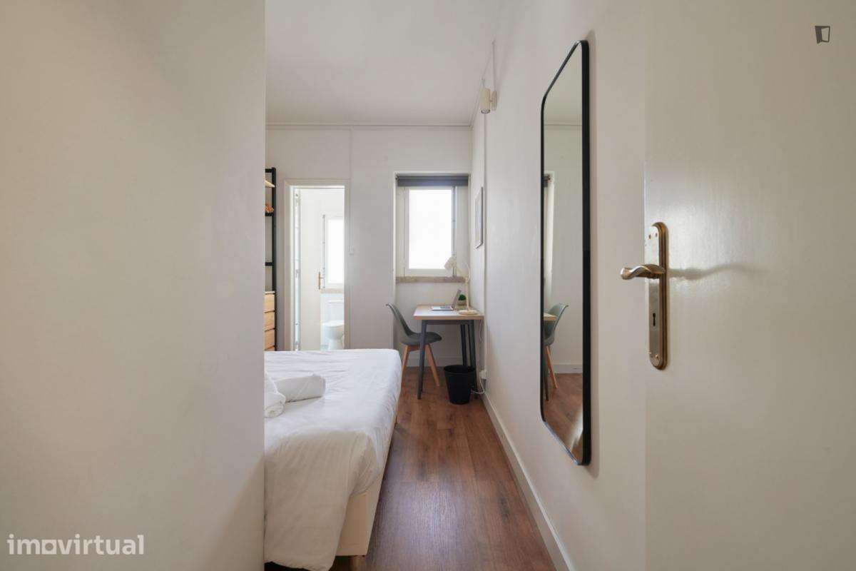 Quarto - localizado em São Sebastião Lisbon - Grande imagem: 2/28