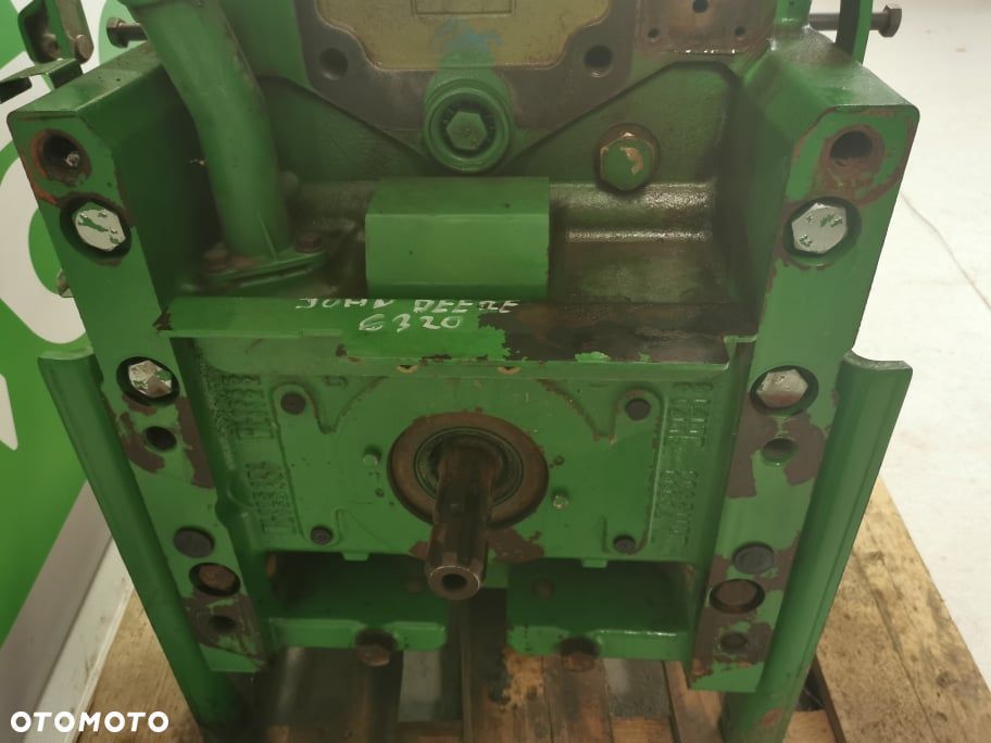 John Deere 6220 {WOM tylny z obudową L153497} - 2