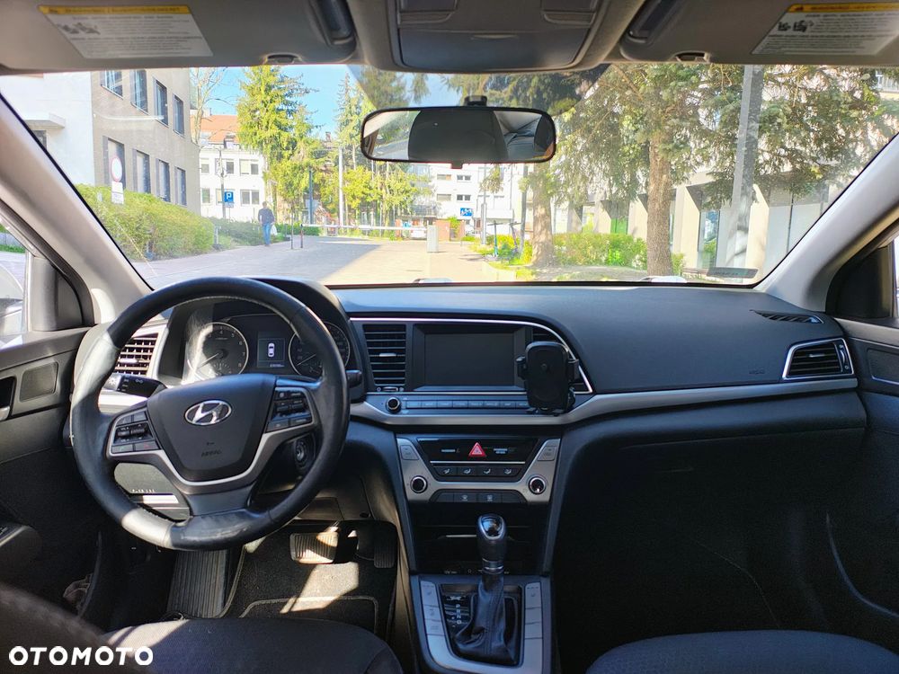 Hyundai Elantra - 9