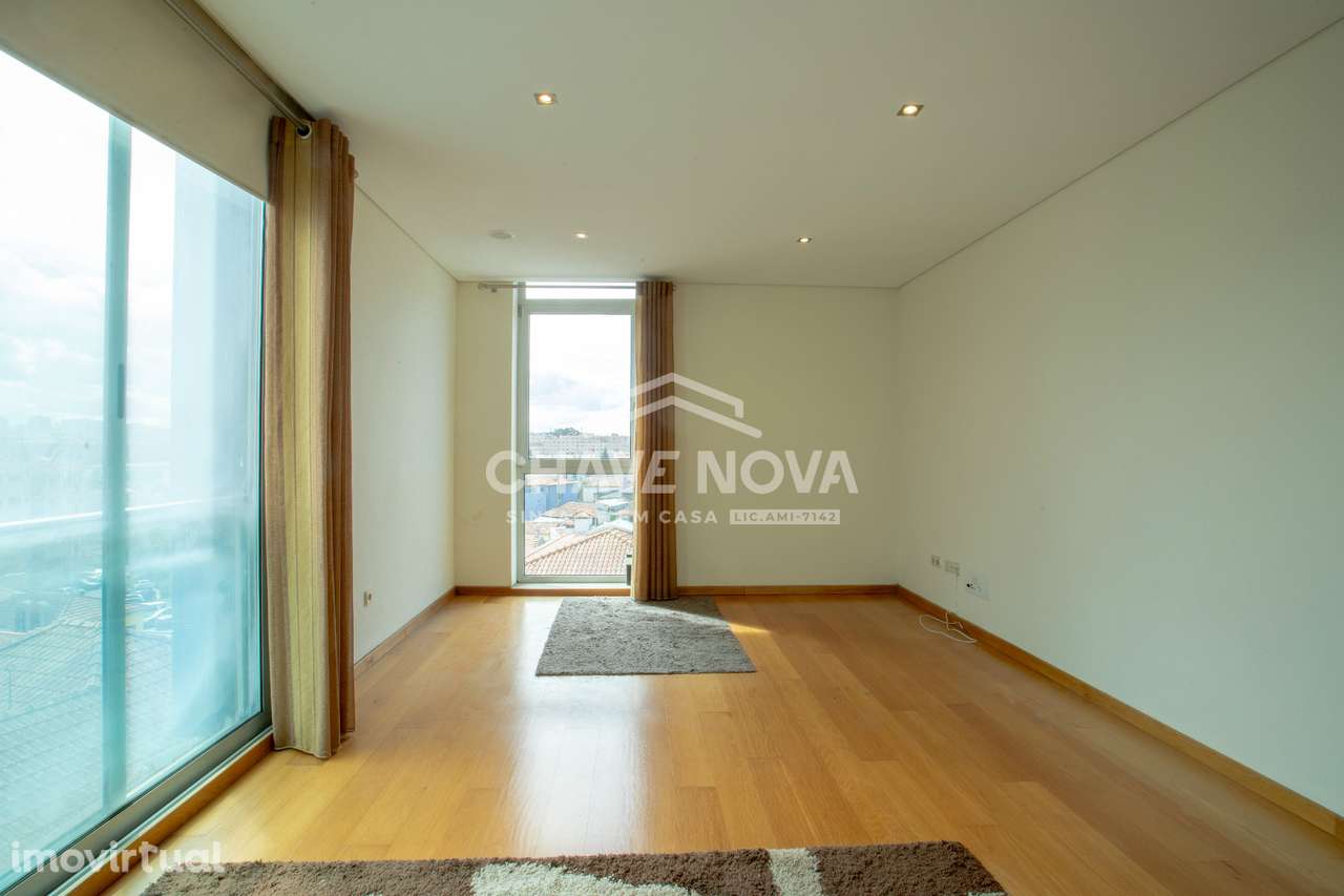 T2 c/ Garagem Box em Santa Marinha (Gaiashopping) - Grande imagem: 3/27