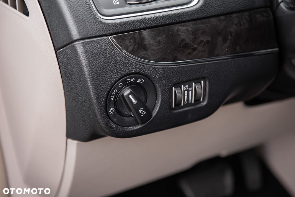 Lancia Voyager 3.6 Platinum - 23