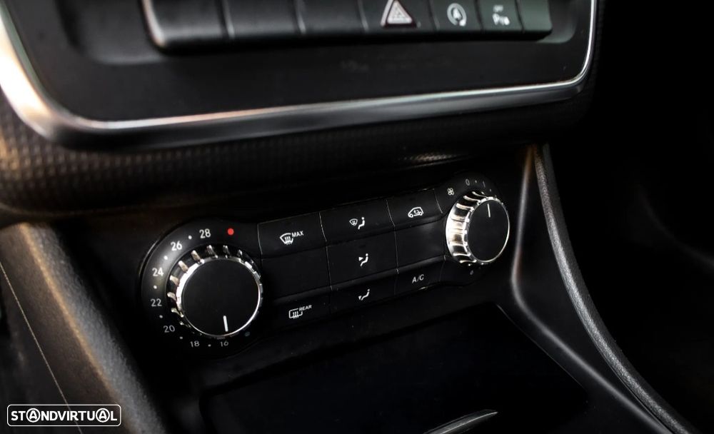 Mercedes-Benz A 180 d AMG Line - 16