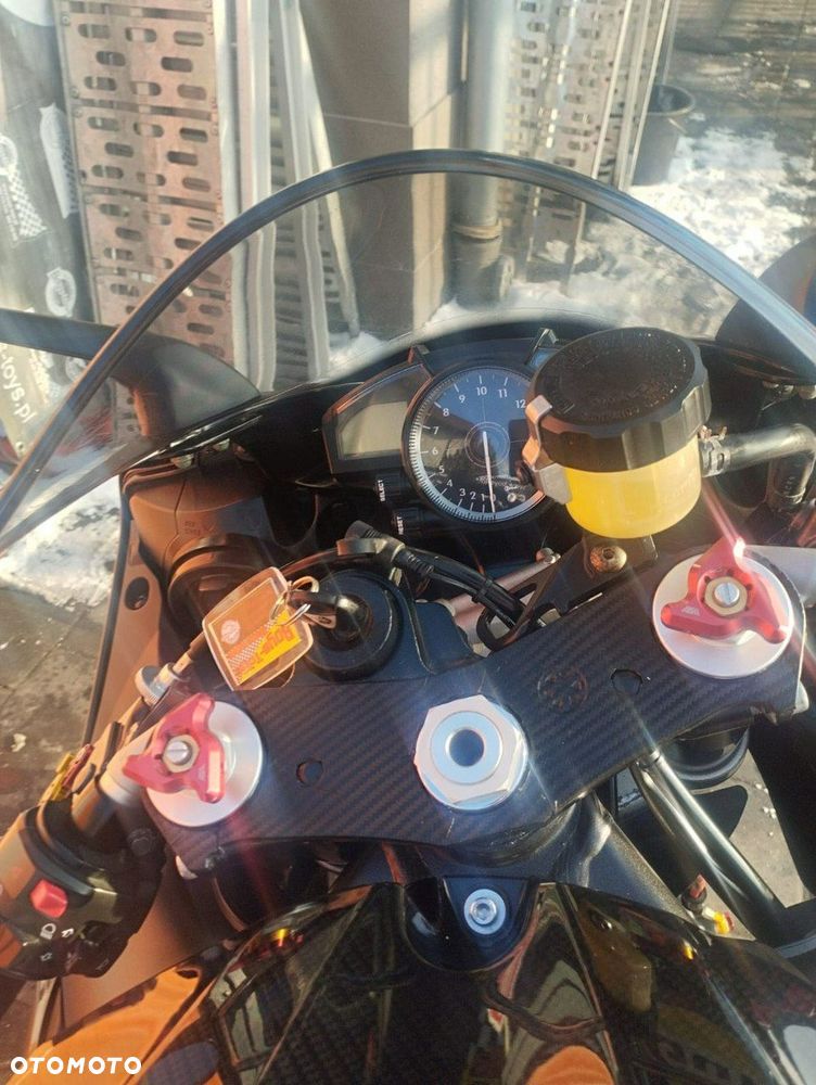 Yamaha R1 - 6