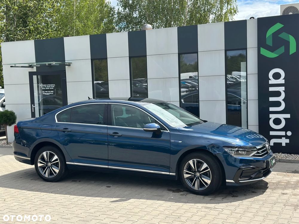 Volkswagen Passat - 1