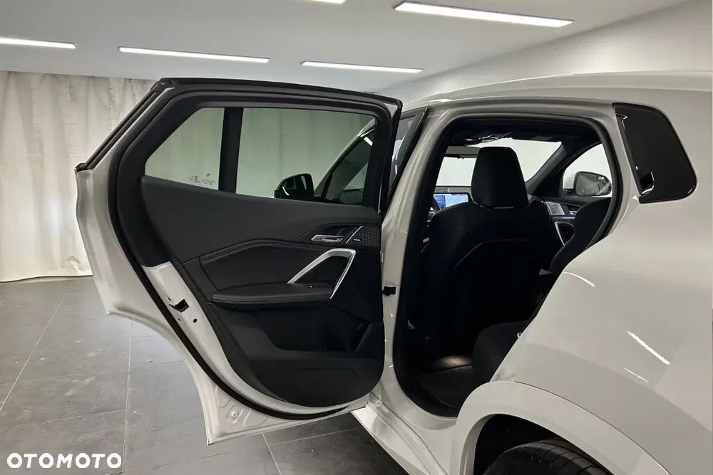 BMW iX2 eDrive20 66.5kWh M Sport - 31