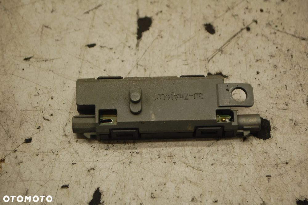 WZMACNIACZ ANTENY 8P0035225B AUDI A3 8P - 2