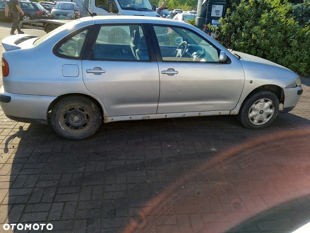Seat Cordoba I FL (99-02r.) 1.9 TDI 89KM. Silnik AGR Skrzynia EKU lakier L1/LS7N.Cały na części. GWARANCJA !!!  Przód Tył Zestaw Komplet Drzwi Klapa Zderzak Błotnik Maska Grill Atrapa Szyba Pas Lampa Lusterko Boczki Fotel Kanapa Kokpit Deska Rozdzielcza Przełącznik Włącznik Sterownik Przewody Wiązka Instalacja Moduł Komputer Czujnik Listwa Pompa Alternator Wtryski Głowica Rozrusznik Kompresor Sprzęgło Dwumas Silnik Skrzynia ABS Klimatyzacji Paliwa Wspomagania Kolektor Turbina Przepustnica Zawór Chłodnica Koło Hak Belka Sanki Zawieszenie Mcpherson Półoś Amortyzator Wydech Tłumik Zacisk Most - 4