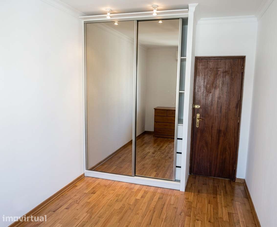 T2 com 2 Varandas, Vista Desafogada e AC — Amora | 1.000 € - Grande imagem: 4/5