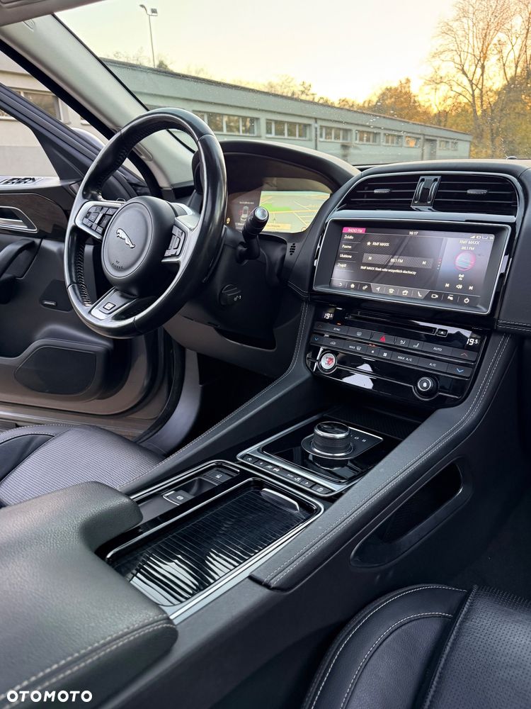 Jaguar F-Pace - 38