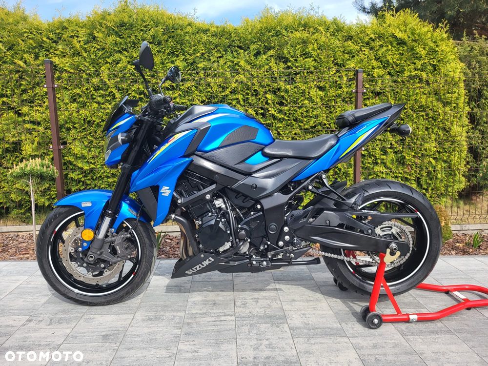 Suzuki GSX - 17