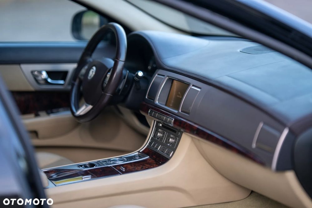 Jaguar XF 2.7 V6 D Premium Luxury - 37