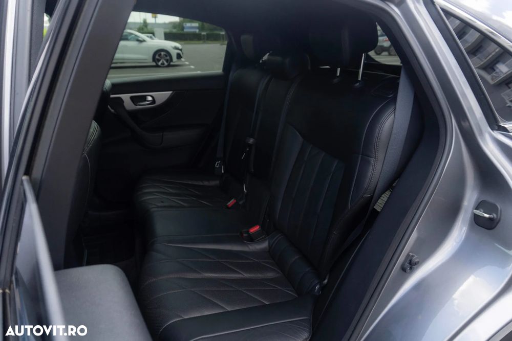 Infiniti Q70 - 32