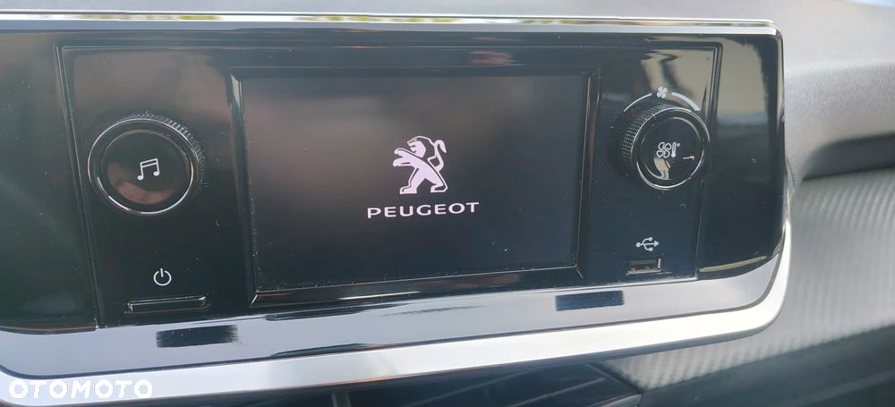 Peugeot 208 - 8