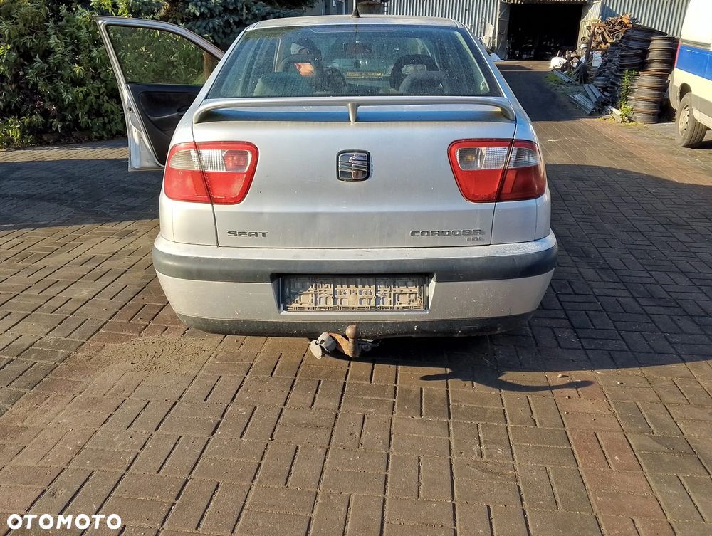 Seat Cordoba I FL (99-02r.) 1.9 TDI 89KM. Silnik AGR Skrzynia EKU lakier L1/LS7N.Cały na części. GWARANCJA !!!  Przód Tył Zestaw Komplet Drzwi Klapa Zderzak Błotnik Maska Grill Atrapa Szyba Pas Lampa Lusterko Boczki Fotel Kanapa Kokpit Deska Rozdzielcza Przełącznik Włącznik Sterownik Przewody Wiązka Instalacja Moduł Komputer Czujnik Listwa Pompa Alternator Wtryski Głowica Rozrusznik Kompresor Sprzęgło Dwumas Silnik Skrzynia ABS Klimatyzacji Paliwa Wspomagania Kolektor Turbina Przepustnica Zawór Chłodnica Koło Hak Belka Sanki Zawieszenie Mcpherson Półoś Amortyzator Wydech Tłumik Zacisk Most - 3