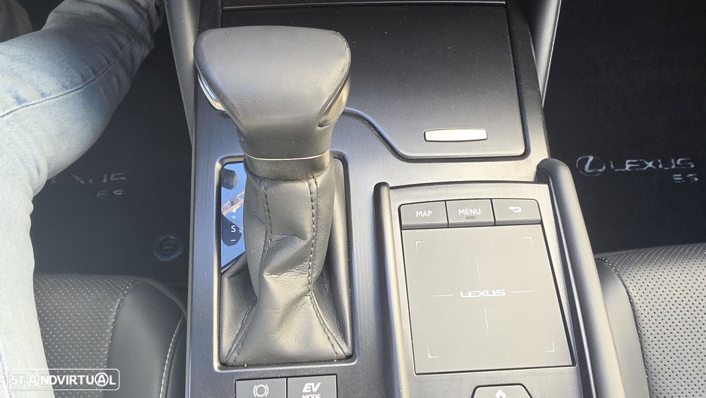 Lexus ES 300h Special Edition - 35