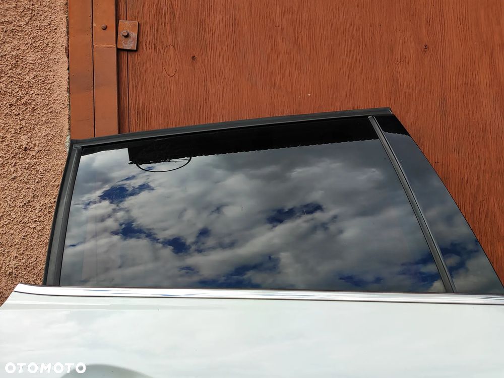 tanio ! PEUGEOT 2008 I 2013-19r drzwi tył prawe Białe kod EWP kompletne jak na aucie -szyba -zamki -klamki - podnośnik szyby elektr. -tapicerka drzwi -listwy itp, wersja EUROPA, dość ładne - 5