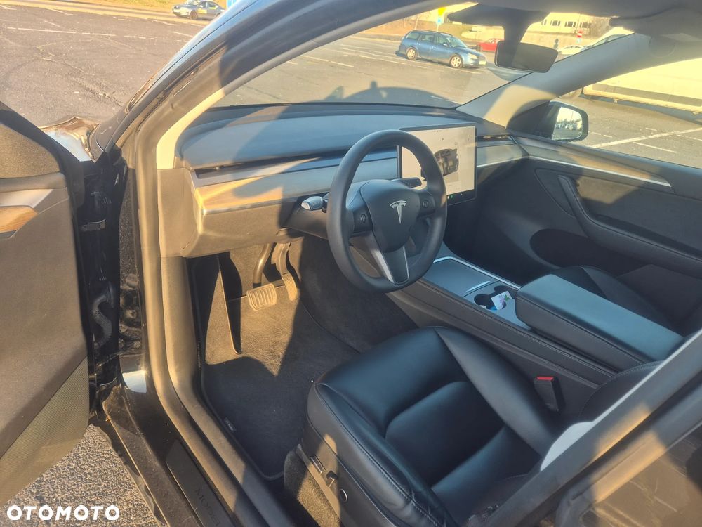 Tesla Y - 11