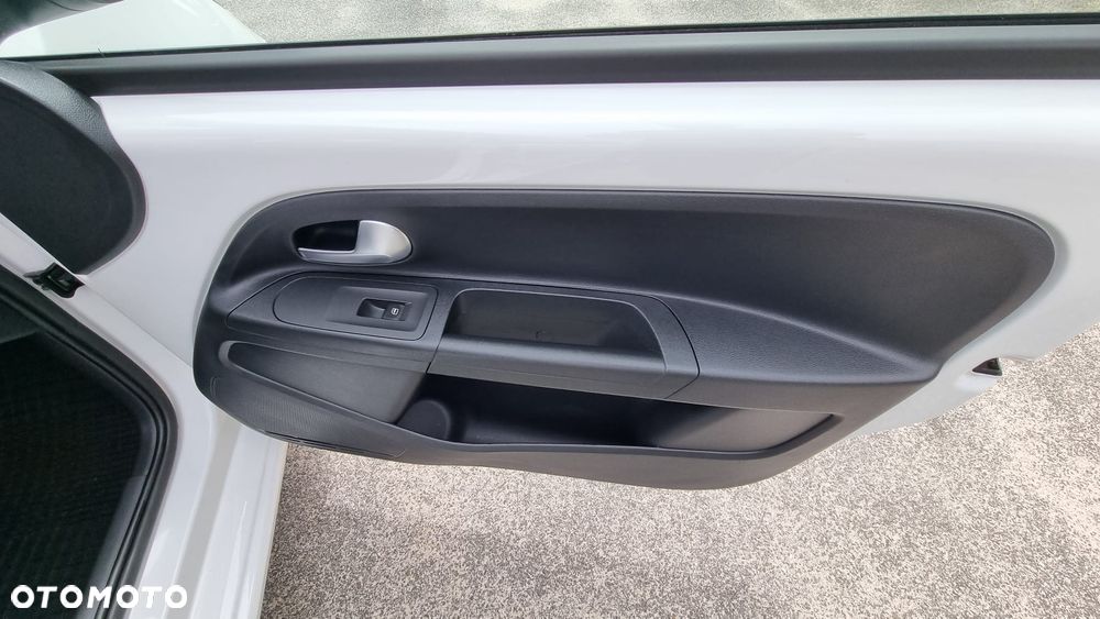 Volkswagen up! Active - 19