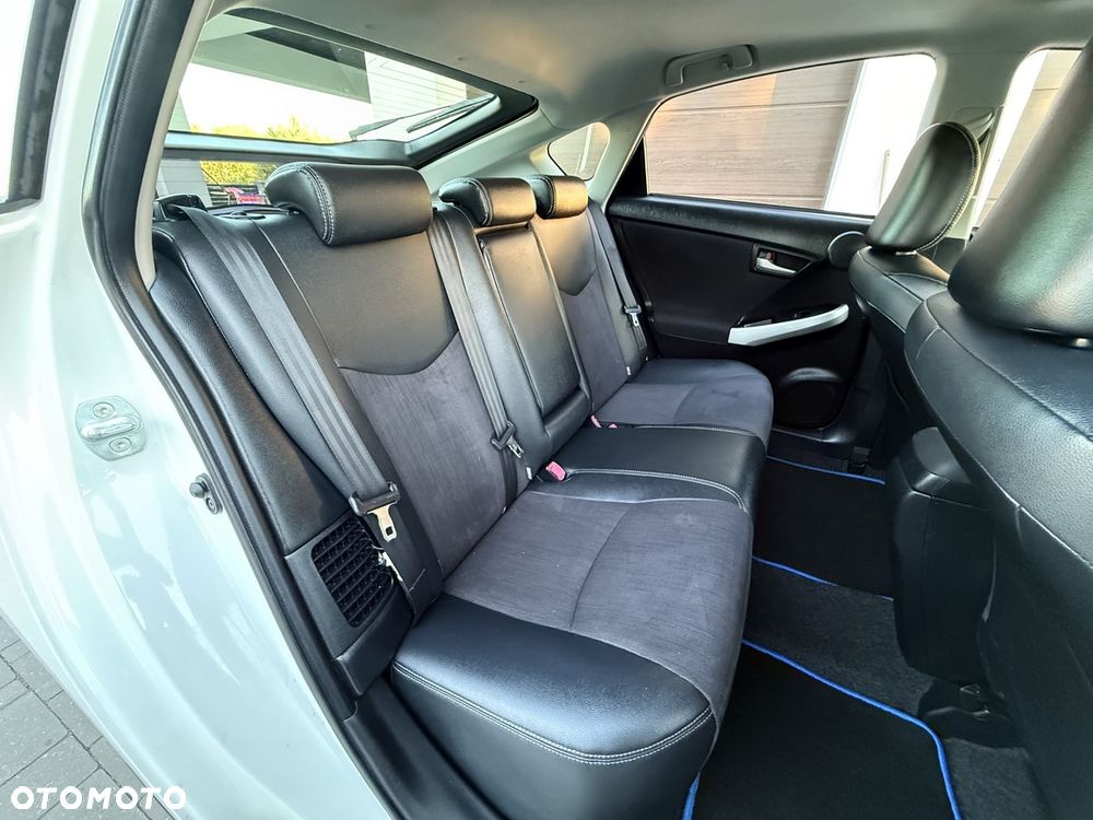 Toyota Prius (Hybrid) Executive - 24