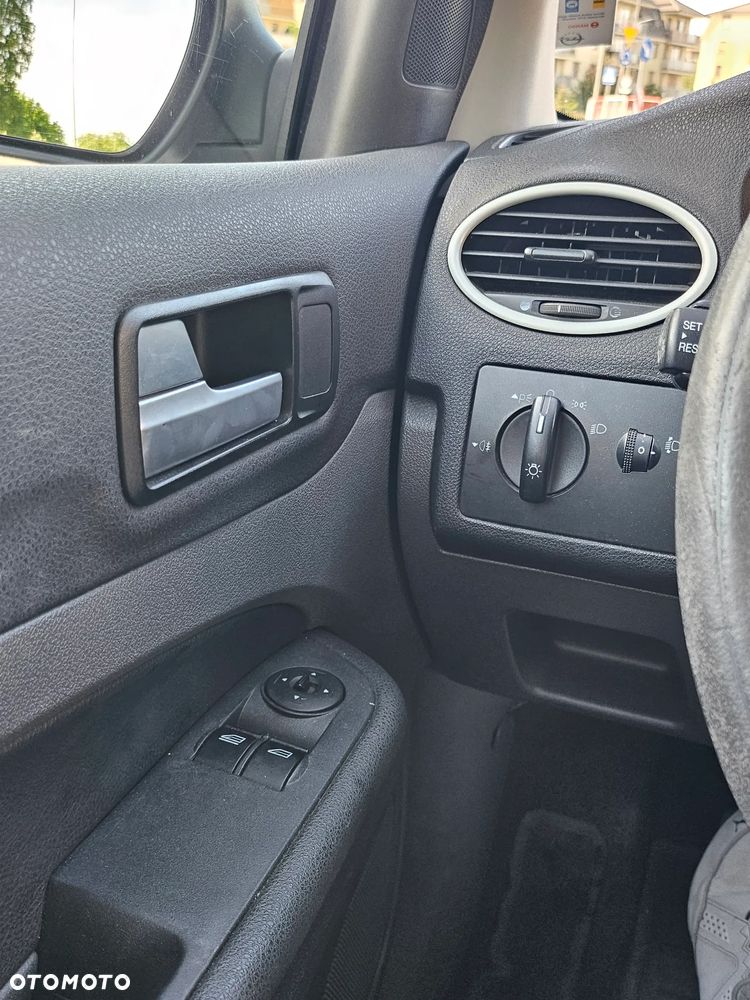 Ford Focus 1.6 Ambiente - 11